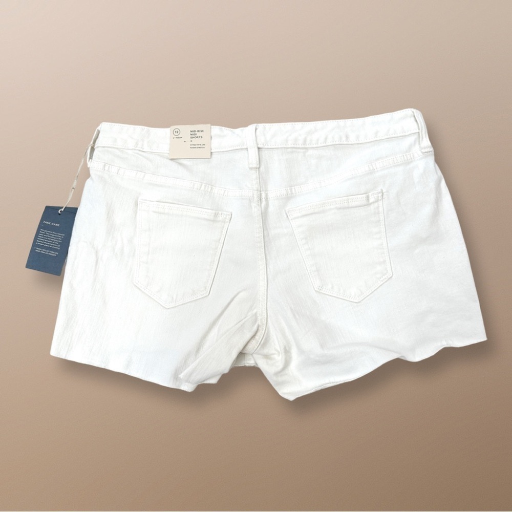 Mid-Rise Raw Hem Midi Jean Shorts in White Size 12/31 - Picture 5 of 12
